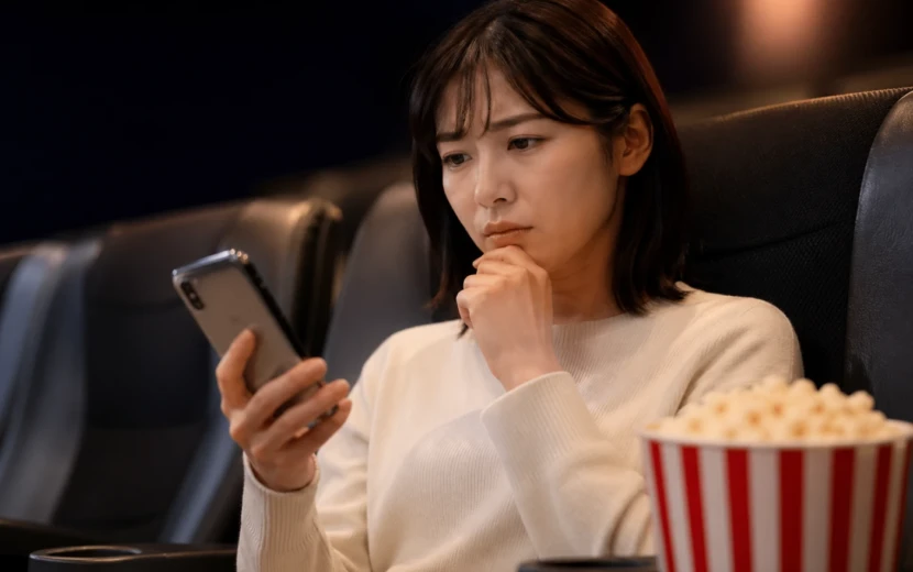 U-NEXT映画館クーポンの期限切れに悩む女性 スマホで確認する様子