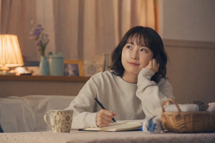 部屋で将来や人生について考えながら過ごす女性