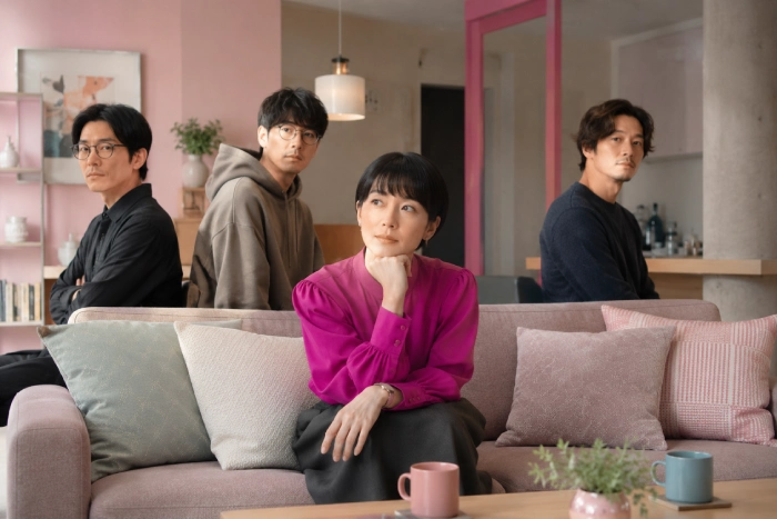 それぞれ異なる人生を歩んできた大人たちが、複雑な人間関係の中で静かに向き合う様子を描いたイメージ写真