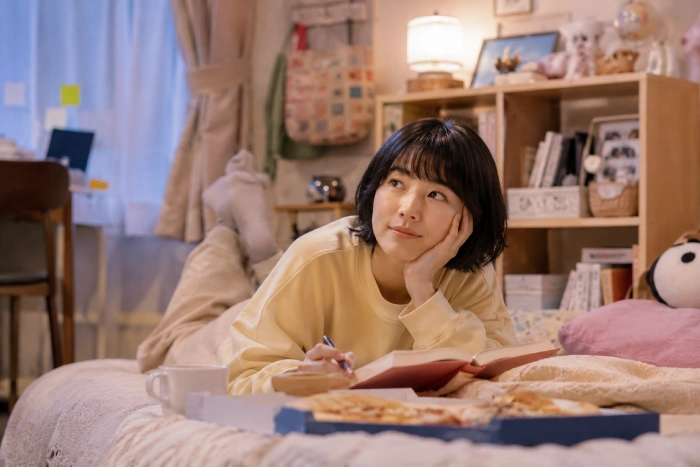 何気ない日常や友人との時間の大切さに気づき、自分の人生を振り返りながら穏やかに過ごす女性のイメージ写真