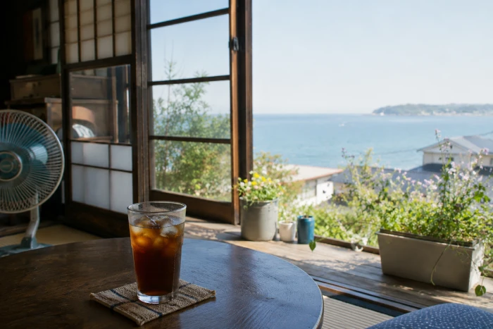海を望む縁側でアイスコーヒーを味わう夏の穏やかなひととき