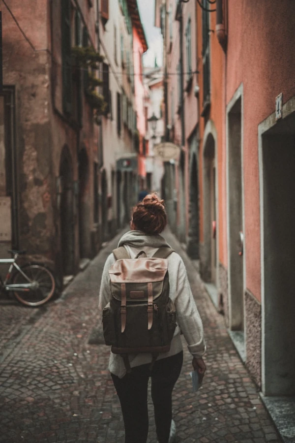 知らない街の路地を旅する男性