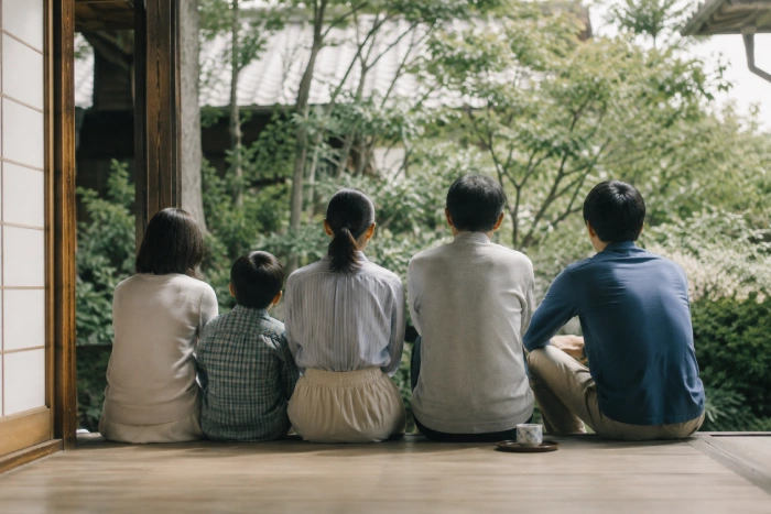 縁側に集まり庭を眺める家族の静かなひととき