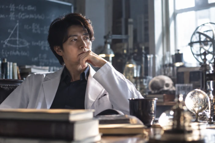 白衣の科学者が研究室で謎を考察するように思索している姿
